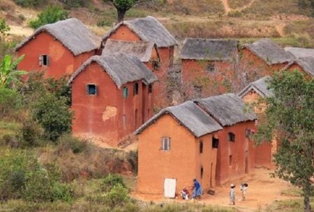 architecture-traditionnelle-malgache-terrecrue-450x305